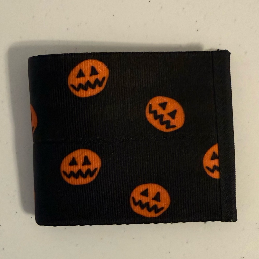 Harveys x Disney Pumpkin Billfold Wallet - Picture 1 of 3